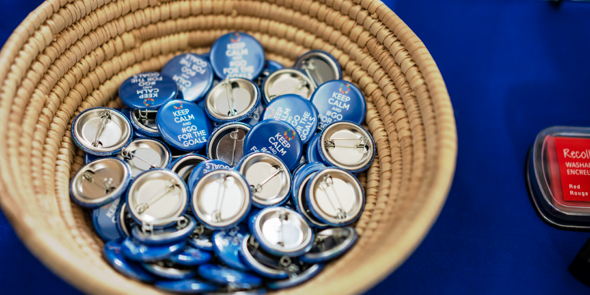 A basket of blue buttons that read Keep calm and go for the goals